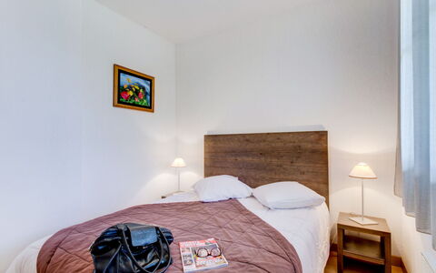 Loudenvielle 651: Camera Da Letto, Letto, Camera, Mobilia, Proprietà, Lenzuolo, Telaio Del Letto, Interior Design, Bedding, Pavimento