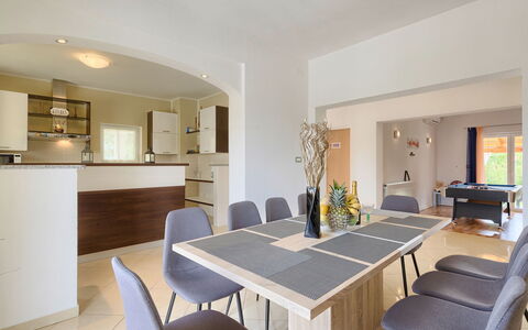 Melian: Camera, Proprietà, Mobilia, Interior Design, Costruzione, Sala Da Pranzo, Casa, Tavolo, Immobiliare, Pavimento