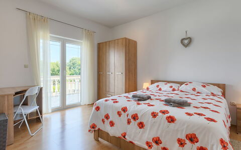 Melian: Camera Da Letto, Letto, Mobilia, Camera, Lenzuolo, Proprietà, Bedding, Pavimento, Telaio Del Letto, Interior Design