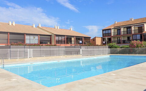 Gruissan 850: Acqua, Cielo, Nube, Pianta, Proprietà, Piscina, Costruzione, Azzurro, Finestra, Corpo D'Acqua