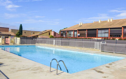 Gruissan 850: Acqua, Cielo, Nube, Piscina, Azzurro, Costruzione, Casa, Materiale Composito, Tempo Libero, Resort Citta '