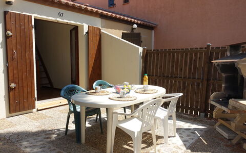 Gruissan 850: Tavolo, Mobilia, Proprietà, Costruzione, Legna, Tavolo Esterno, Sedia, Mobili Da Esterno, Shade, Casa