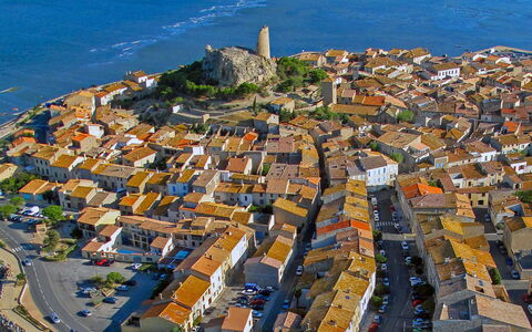 Gruissan 850: Acqua, Costruzione, Proprietà, Natura, Azzurro, Urban Design, Paesaggio Urbano, Quartiere, Zona Residenziale, Paesaggio