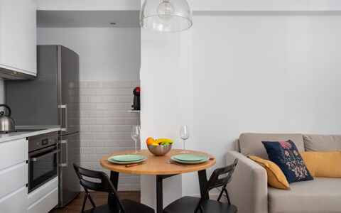 La Dorada: Camera, Mobilia, Proprietà, Interior Design, Giallo, Costruzione, Pavimento, Tavolo, Casa, Cucina
