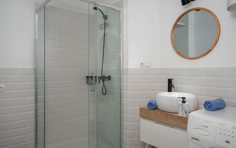 La Dorada: Bagno, Camera, Proprietà, Piastrella, Idraulico Fixture, Rubinetto, Architettura, Pavimento, Doccia, Proprietà Del Materiale