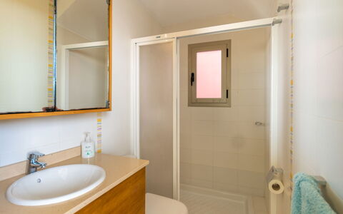 Sa Marina: Bagno, Camera, Proprietà, Idraulico Fixture, Parete, Costruzione, Interior Design, Mobiletto Del Bagno, Casa, Bagno Accessorio