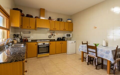 Sa Marina: Cabinetry, Controsoffitto, Lavello, Lavandino Della Cucina, Proprietà, Cucina Stufa, Cucina, Rubinetto, Elettrodomestico Da Cucina, Stufa A Gas