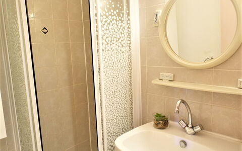 Les Cigalines: Specchio, Rubinetto, Idraulico Fixture, Lavandino Del Bagno, Lavello, Proprietà, Bianca, Bagno, Pianta