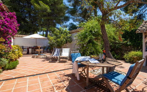 Villa Lander: Pianta, Mobilia, Tavolo, Sedia, Albero, Mobili Da Esterno, Shade, Tavolo Esterno, Tempo Libero, Paesaggio
