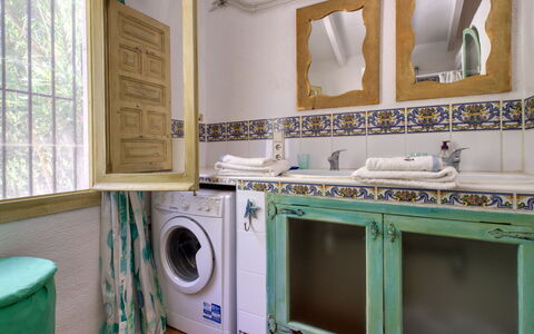 Villa Lander: Camera, Bagno, Proprietà, Lavanderia, Lavello, Turchese, Interior Design, Lavanderia, Pavimento, Costruzione