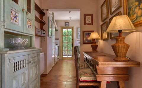 Villa Lander: Camera, Proprietà, Mobilia, Interior Design, Pavimento, Costruzione, Casa, Soffitto, Casa, Architettura