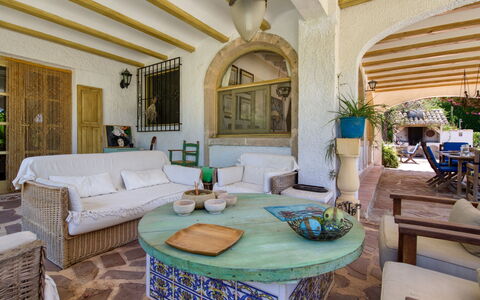 Villa Lander: Tavolo, Proprietà, Mobilia, Pianta, Divano, Azzurro, Illuminazione, Pianta Della Casa, Interior Design, Decorazione