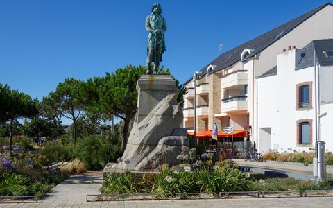 Résidence le Grand Bleu: Statua, Monumento, Proprietà, Scultura, Punto Di Riferimento, Cittadina, Architettura, Memoriale, Albero, Zona Residenziale