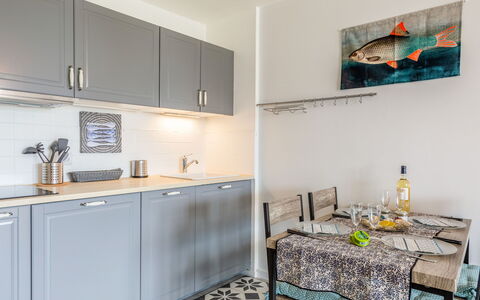 Résidence le Grand Bleu: Camera, Proprietà, Controsoffitto, Mobilia, Cucina, Cabinetry, Interior Design, Costruzione, Casa, Piastrella