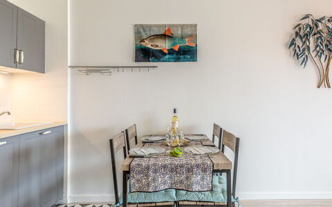 Résidence le Grand Bleu: Camera, Mobilia, Verde, Interior Design, Proprietà, Pavimento, Tavolo, Sala Da Pranzo, Giallo, Parete