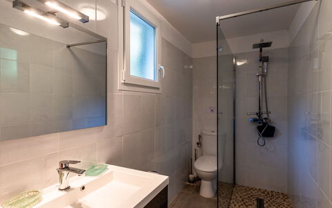 Sotta 101: Specchio, Idraulico Fixture, Lavello, Proprietà, Rubinetto, Bagno, Soffione Doccia, Lavandino Del Bagno, Interior Design, Illuminazione