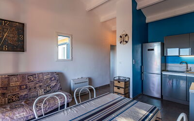 Pietralunga 101.1: Cornice, Blu, Azzurro, Comfort, Costruzione, Illuminazione, Interior Design, Cabinetry, Legna, Soggiorno