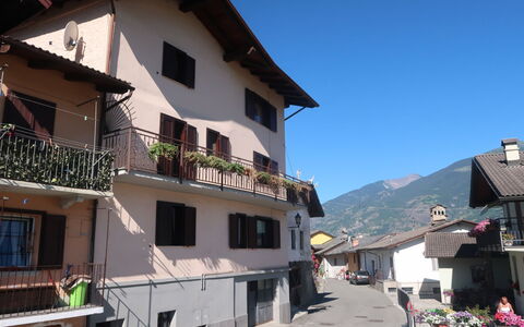 Cima: Proprietà, Costruzione, Cittadina, Casa, Quartiere, Immobiliare, Zona Residenziale, Appartamento, Architettura, Cielo