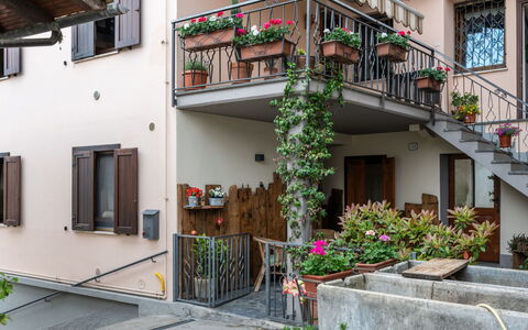Cima: Pianta, Costruzione, Finestra, Vaso Di Fiori, Pianta Della Casa, Porta, Urban Design, Parete, Zona Residenziale, Immobiliare