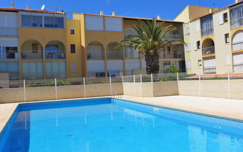 Narbonne-Plage 150: Acqua, Pianta, Cielo, Proprietà, Costruzione, Finestra, Piscina, Blu, Azzurro, Casa