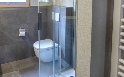 Papillon: Proprietà, Bagno, Camera, Piastrella, Architettura, Idraulico Fixture, Bicchiere, Pavimento, Porta, Immobiliare