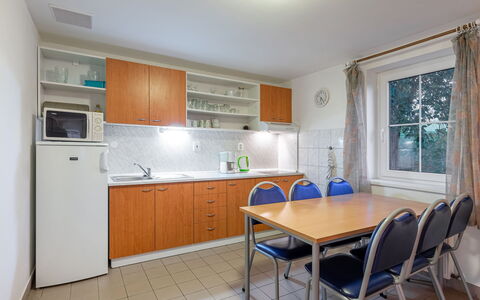 Holiday Hill 61: Cabinetry, Mobilia, Lavandino Della Cucina, Controsoffitto, Lavello, Costruzione, Finestra, Rubinetto, Sedia, Cucina