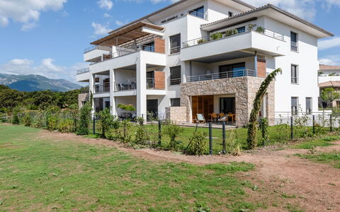 Porto Vecchio 140: Cielo, Pianta, Nube, Costruzione, Finestra, Lotto, Vegetazione, Urban Design, Facciata, Erba
