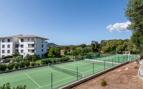 Porto Vecchio 140: Cielo, Pianta, Proprietà, Nube, Costruzione, Finestra, Lotto, Albero, Tennis, Erba
