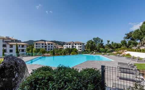 Porto Vecchio 140: Cielo, Acqua, Pianta, Costruzione, Proprietà, Nube, Piscina, Azzurro, Casa, Albero