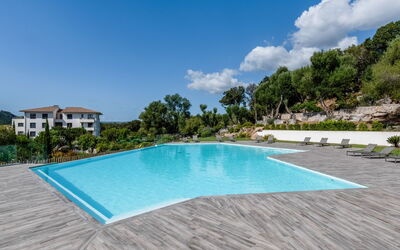 Porto Vecchio 140: Acqua, Cielo, Nube, Pianta, Proprietà, Piscina, Costruzione, Rettangolo, Albero, Shade