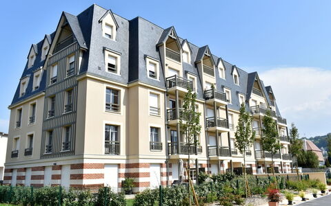 Deauville-Trouville 712: Cielo, Costruzione, Pianta, Giorno, Finestra, Urban Design, Condominio, Nube, Quartiere, Zona Residenziale