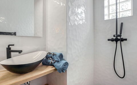Villa Kerhostin: Bagno, Proprietà, Camera, Lavandino Del Bagno, Idraulico Fixture, Parete, Interior Design, Piastrella, Rubinetto, Architettura