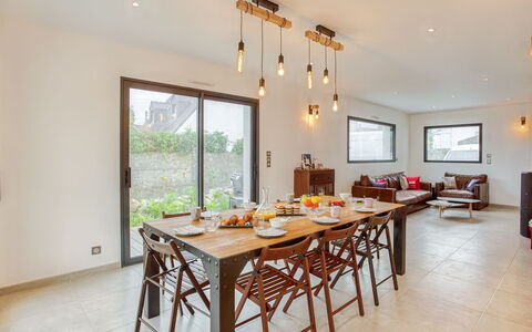 Villa Kerhostin: Camera, Proprietà, Mobilia, Soffitto, Interior Design, Sala Da Pranzo, Pavimento, Tavolo, Costruzione, Immobiliare