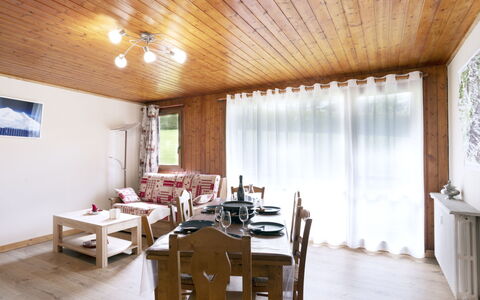 Le Nerey: Mobilia, Tavolo, Proprietà, Legna, Interior Design, Pavimento, Pavimentazione, Sedia, Latifoglie, Immobiliare