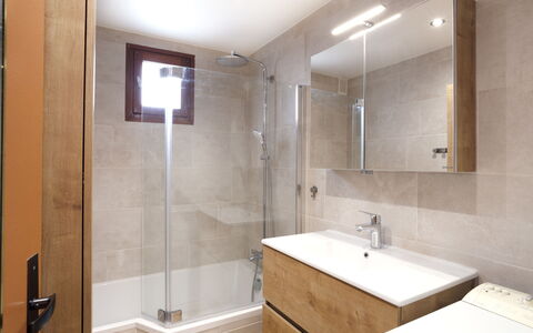 Le Nerey: Idraulico Fixture, Specchio, Rubinetto, Proprietà, Lavello, Vasca Da Bagno, Bagno, Interior Design, Lavandino Del Bagno