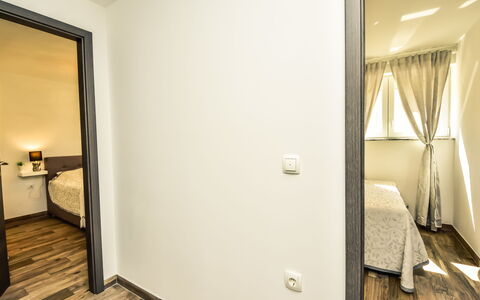 Biograd Na Moru 180: Camera, Proprietà, Parete, Interior Design, Pavimento, Costruzione, Immobiliare, Casa, Architettura, Suite