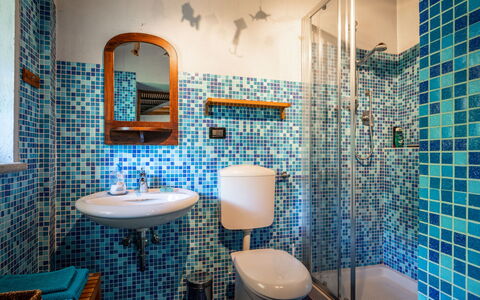 Alexandra: Specchio, Idraulico Fixture, Proprietà, Lavello, Rubinetto, Viola, Blu, Luce, Azzurro, Bagno