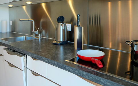 Hauswurz: Controsoffitto, Cucina, Lavandino Della Cucina, Idraulico Fixture, Interior Design, Rubinetto, Lavello, Idraulico, Pavimentazione, Elettrodomestico Da Cucina