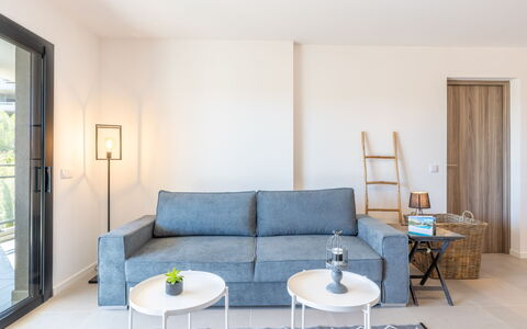 Porto Vecchio 116: Divano, Tavolo, Mobilia, Divano Letto, Interior Design, Legna, Pavimentazione, Pavimento, Soggiorno, Tenda