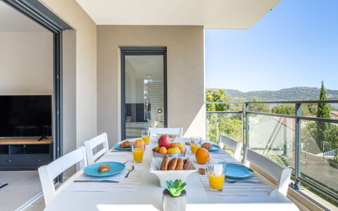 Porto Vecchio 116: Tavolo, Proprietà, Mobilia, Tavola, Cielo, Azzurro, Costruzione, Architettura, Shade, Cibo
