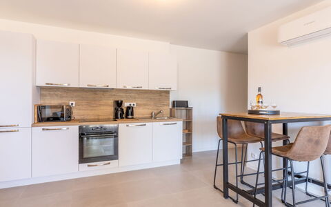 Porto Vecchio 116: Cabinetry, Proprietà, Controsoffitto, Mobilia, Costruzione, Legna, Cucina Stufa, Cucina, Tavolo, Interior Design