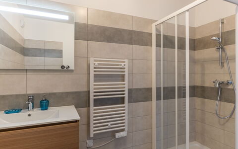 Porto Vecchio 116: Proprietà, Idraulico Fixture, Bagno, Doccia Porta, Rubinetto, Doccia, Specchio, Pavimento