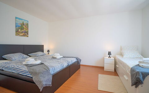 Erminia: Camera Da Letto, Letto, Mobilia, Camera, Proprietà, Lenzuolo, Pavimento, Bedding, Telaio Del Letto, Interior Design