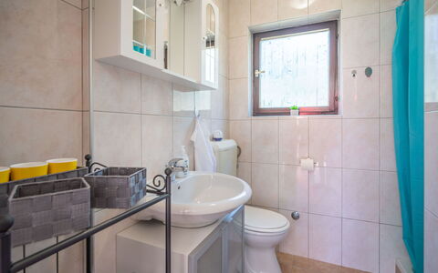 Erminia: Bagno, Proprietà, Camera, Interior Design, Costruzione, Architettura, Immobiliare, Casa, Piastrella, Pavimento