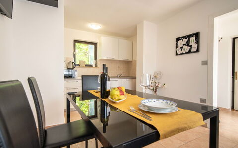 Erminia: Tavolo, Mobilia, Proprietà, Costruzione, Cornice, Sedia, Interior Design, Divano, Soggiorno, Legna