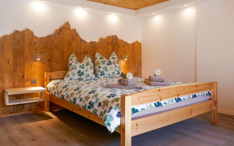 Rustico Catcüc: Camera Da Letto, Letto, Mobilia, Camera, Telaio Del Letto, Proprietà, Bedding, Parete, Pavimento, Lenzuolo
