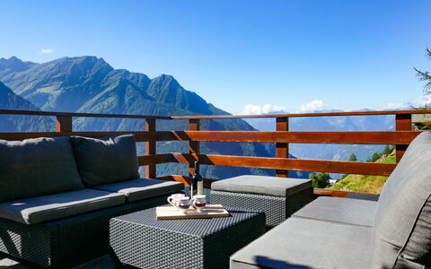 Rustico Catcüc: Blu, Cielo, Mobilia, Proprietà, Camera, Montagna, Terrazza, Tetto, Costruzione, Casa