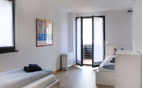 Fiorita: Camera, Proprietà, Mobilia, Costruzione, Camera Da Letto, Pavimento, Interior Design, Letto, Casa, Illuminazione Diurna