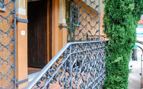 Fiorita: Pianta, Proprietà, Azzurro, Legna, Parete, Materiale Composito, Immobiliare, Facciata, Tinte E Ombre