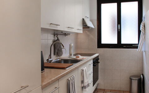 Fiorita: Camera, Proprietà, Mobilia, Lavello, Costruzione, Cabinetry, Bagno, Interior Design, Casa, Controsoffitto